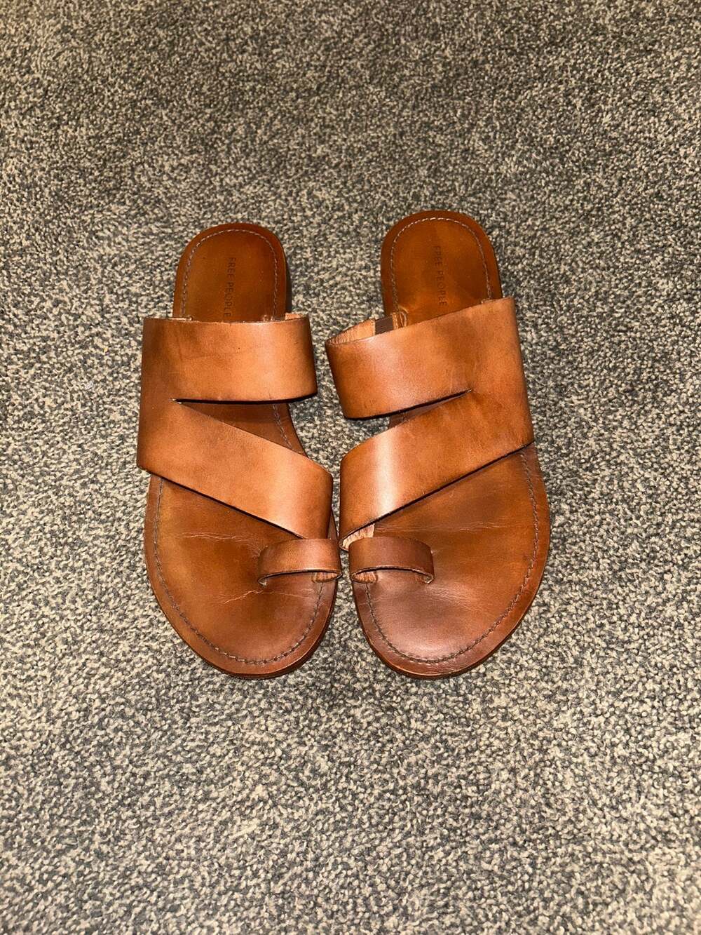 Free people Abilene Toe Loop Leather Sandals size 8 size in pic luggage color